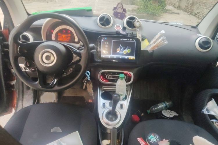 Used smart fortwo 2015 1.0L 52 kW hardtop Dynamic version Center Console