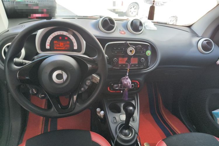 Used smart fortwo 2015 1.0L 52 kW hardtop Dynamic version Center Console