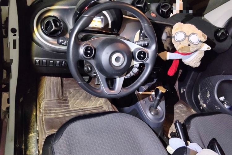 Used smart fortwo 2015 1.0L 52 kW Hardtop Passion Edition Center Console