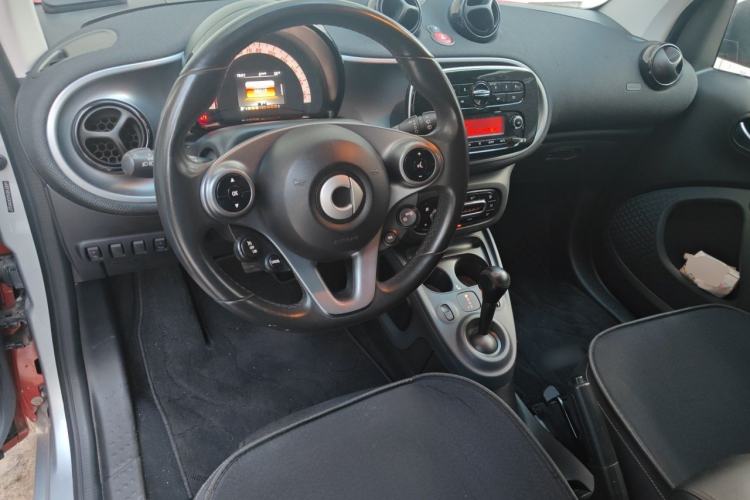 Used smart fortwo 2015 1.0L 52 kW Hardtop Passion Edition Center Console