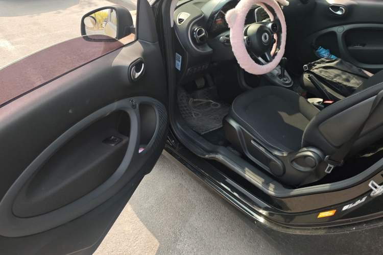 Used smart fortwo 2015 1.0L 52 kW Hardtop Passion Edition Driver Seat