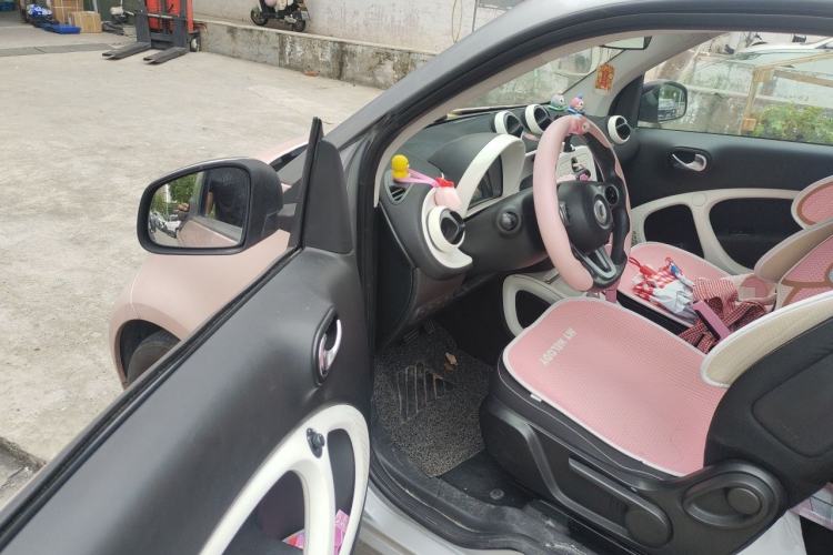 Used smart fortwo 2015 1.0L 52 kW Hardtop Passion Edition Driver Seat
