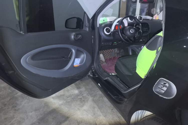 Used smart fortwo 2015 1.0L 52 kW hardtop Dynamic version Driver Seat