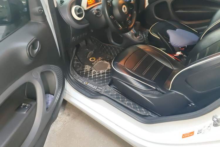 Used smart fortwo 2015 1.0L 52 kW hardtop Dynamic version Driver Seat