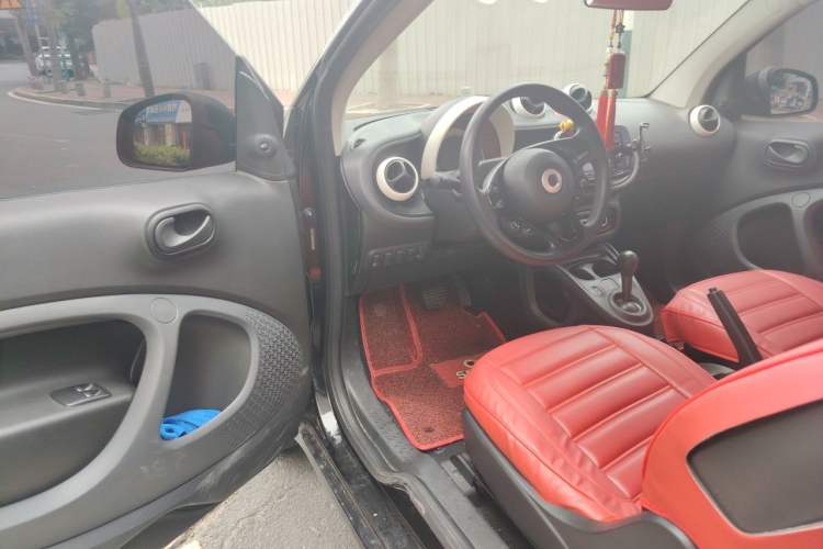 Used smart fortwo 2015 1.0L 52 kW hardtop Dynamic version Driver Seat