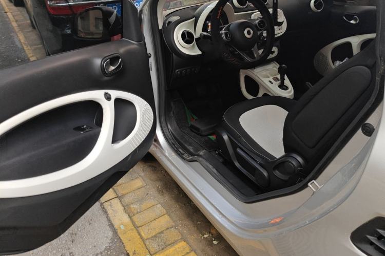 Used smart fortwo 2015 1.0L 52 kW Hardtop Passion Edition Driver Seat