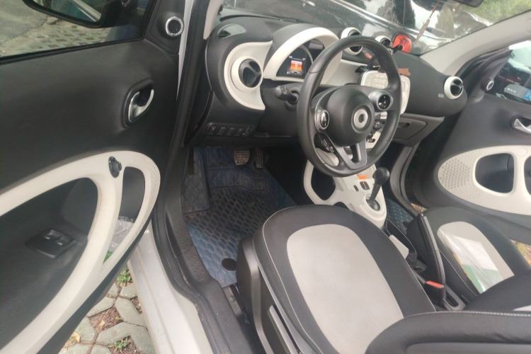 Used smart fortwo 2015 1.0L 52 kW Hardtop Passion Edition Driver Seat