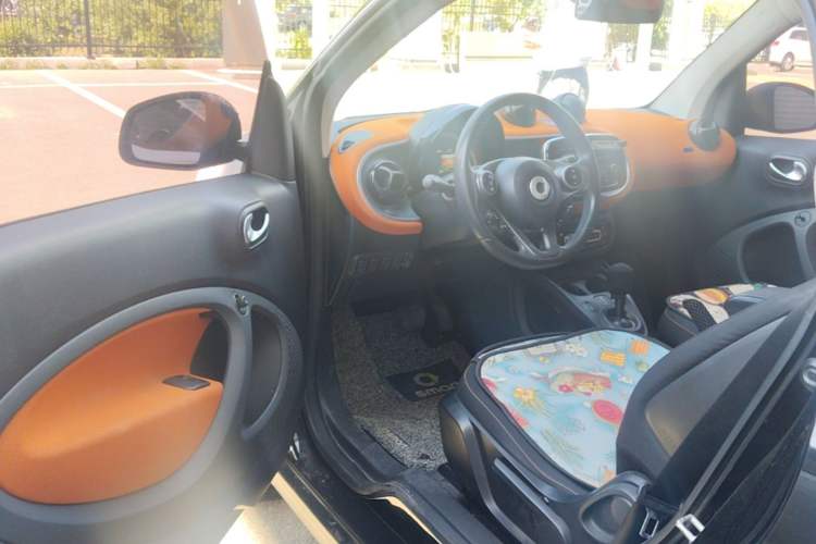 Used smart fortwo 2015 1.0L 52 kW Hardtop Passion Edition Driver Seat