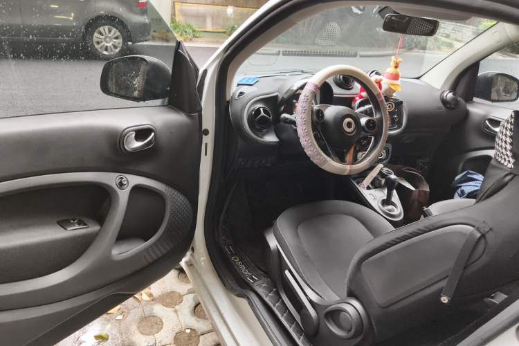 Used smart fortwo 2015 1.0L 52 kW Hardtop Passion Edition Driver Seat