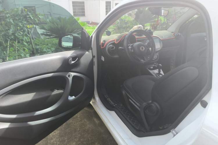 Used smart fortwo 2015 1.0L 52 kW Hardtop Passion Edition Driver Seat