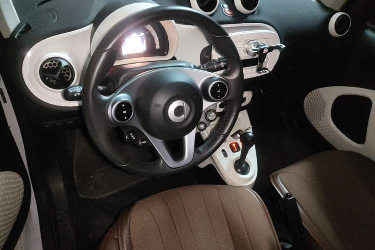 Used smart fortwo 2015 1.0L 52 kW Hardtop Passion Edition Driver Seat
