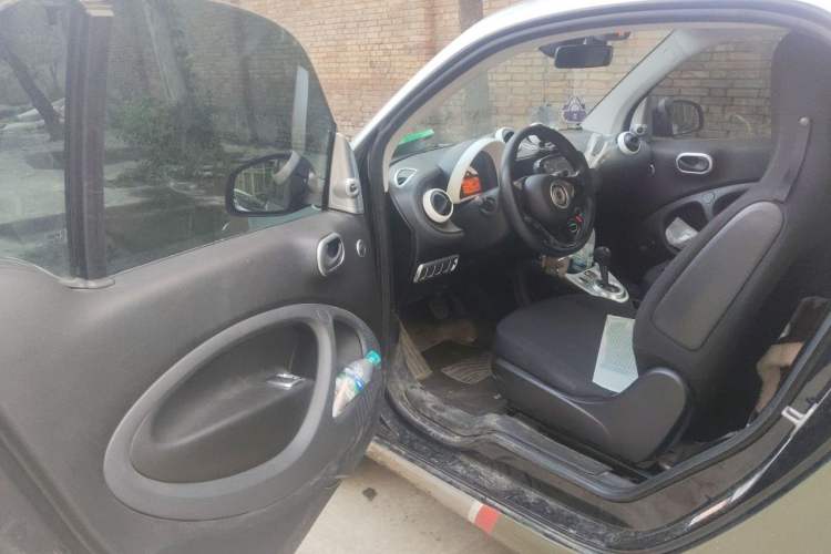 Used smart fortwo 2015 1.0L 52 kW hardtop Dynamic version Driver Seat
