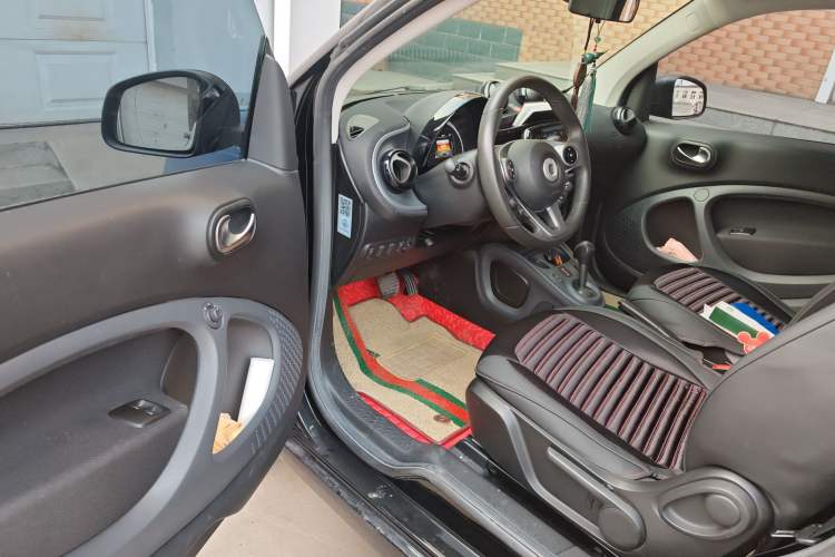 Used smart fortwo 2015 1.0L 52 kW Hardtop Passion Edition Driver Seat