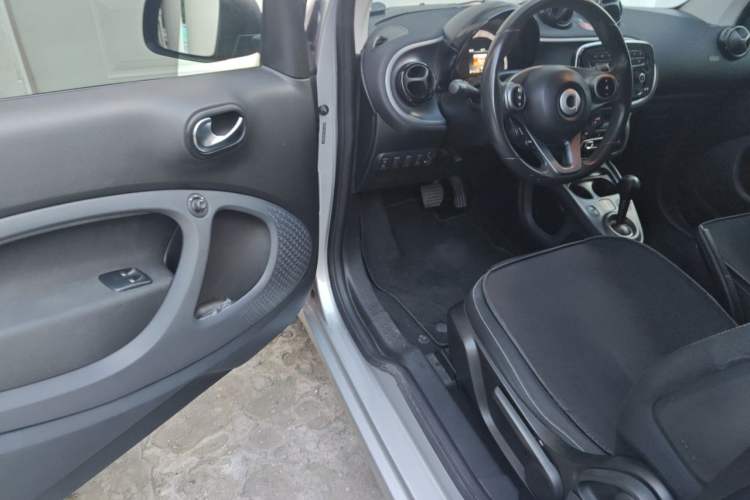 Used smart fortwo 2015 1.0L 52 kW Hardtop Passion Edition Driver Seat