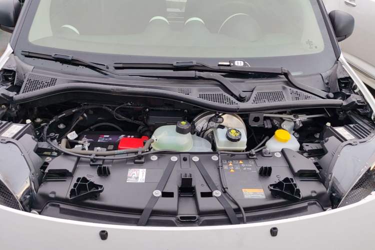 Used smart fortwo 2015 1.0L 52 kW hardtop Dynamic version Engine Bay