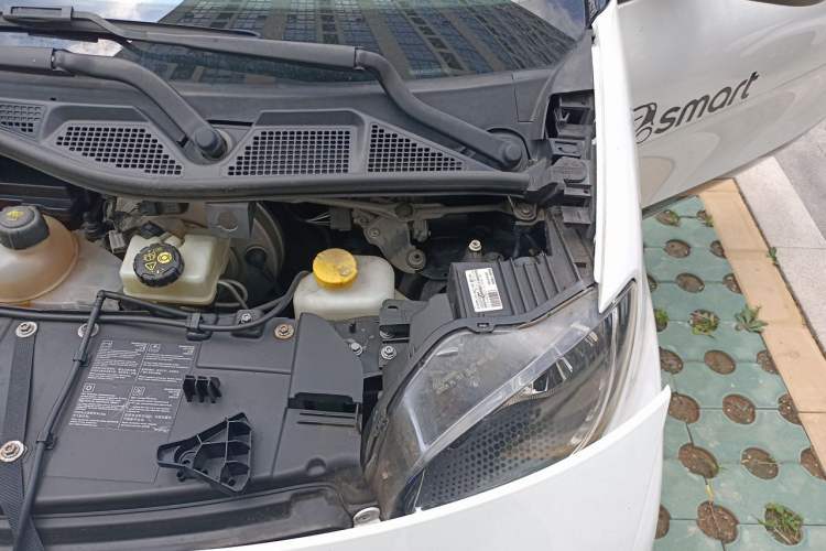 Used smart fortwo 2015 1.0L 52 kW hardtop Dynamic version Engine Bay Left