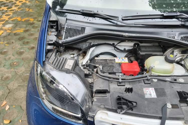 Used smart fortwo 2015 1.0L 52 kW Hardtop Passion Edition Engine Bay Right