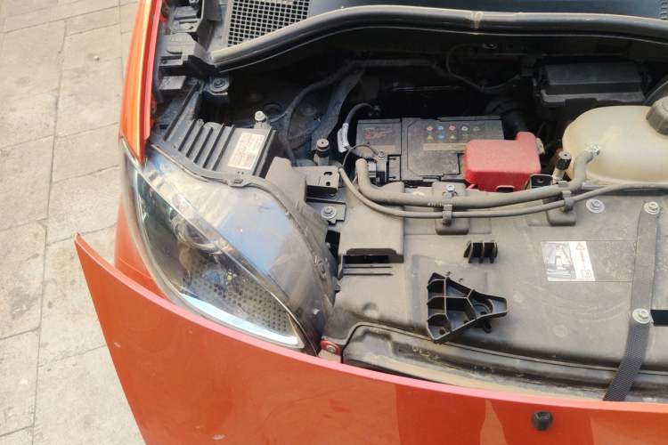 Used smart fortwo 2015 1.0L 52 kW hardtop Dynamic version Engine Bay Right