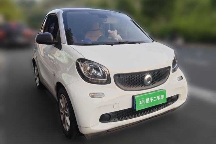 Used smart fortwo 2015 1.0L 52 kW hardtop Dynamic version Front Right 45 Deg