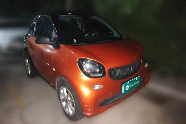 Used smart fortwo 2015 1.0L 52 kW hardtop Dynamic version Front Right 45 Deg