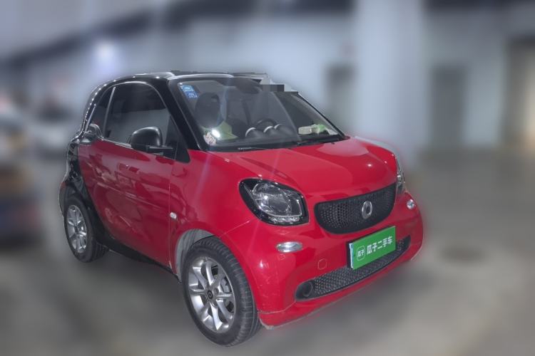 Used smart fortwo 2015 1.0L 52 kW hardtop Dynamic version Front Right 45 Deg