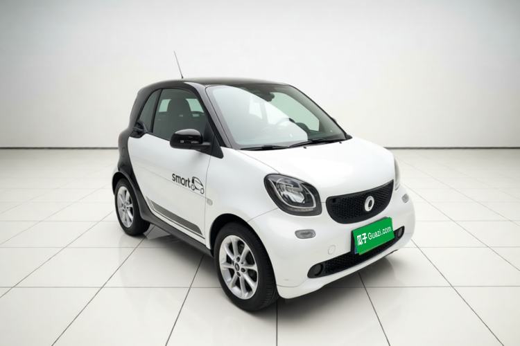 Used smart fortwo 2015 1.0L 52 kW hardtop Dynamic version Front Right 45 Deg