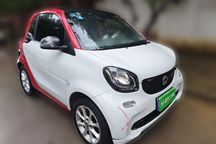 Used smart fortwo 2015 1.0L 52 kW hardtop Dynamic version Front Right 45 Deg