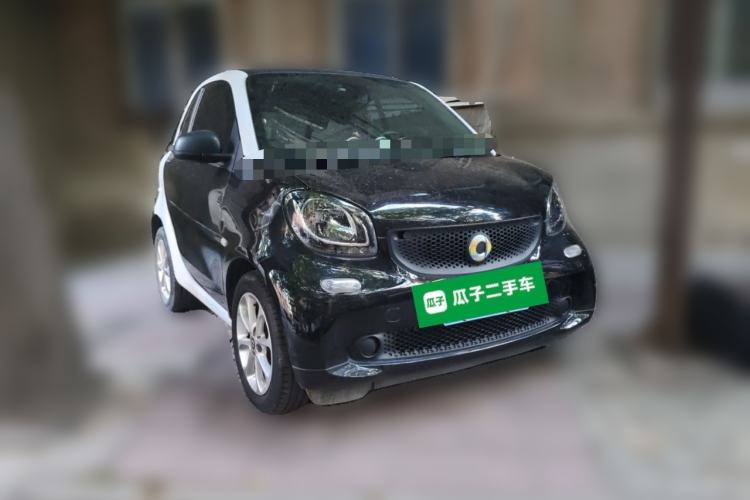Used smart fortwo 2015 1.0L 52 kW hardtop Dynamic version Front Right 45 Deg