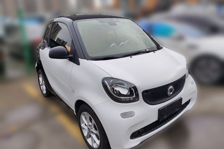 Used smart fortwo 2015 1.0L 52 kW hardtop Dynamic version Front Right 45 Deg
