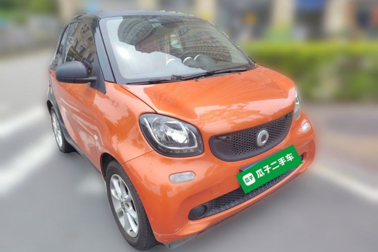 Used smart fortwo 2015 1.0L 52 kW hardtop Dynamic version Front Right 45 Deg