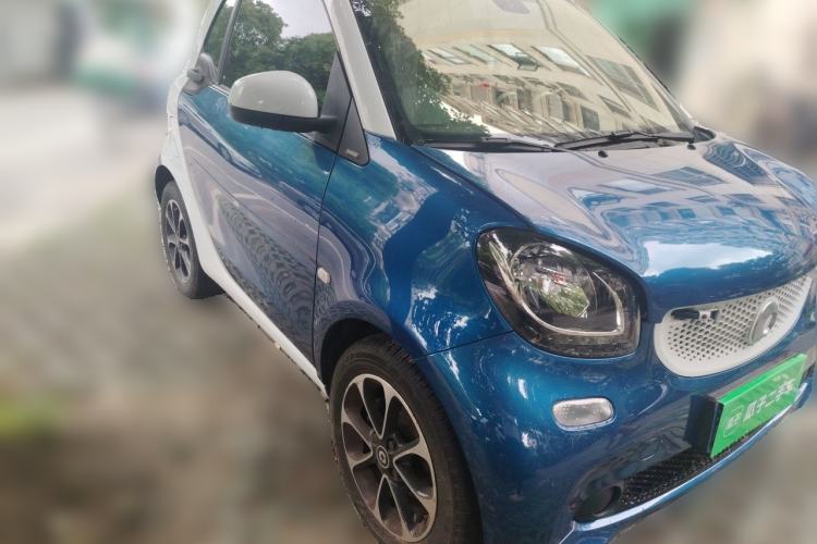 Used smart fortwo 2015 1.0L 52 kW Hardtop Passion Edition Front Right 45 Deg
