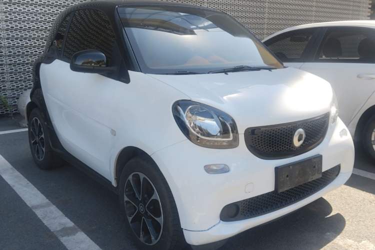 Used smart fortwo 2015 1.0L 52 kW Hardtop Passion Edition Front Right 45 Deg