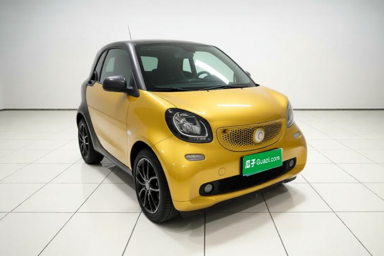 Used smart fortwo 2015 1.0L 52 kW Hardtop Passion Edition Front Right 45 Deg