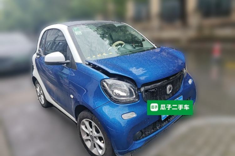 Used smart fortwo 2015 1.0L 52 kW hardtop Dynamic version Front Right 45 Deg