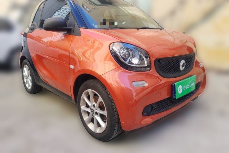 Used smart fortwo 2015 1.0L 52 kW hardtop Dynamic version Front Right 45 Deg