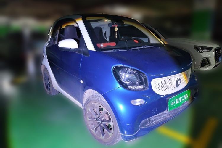 Used smart fortwo 2015 1.0L 52 kW Hardtop Passion Edition Front Right 45 Deg