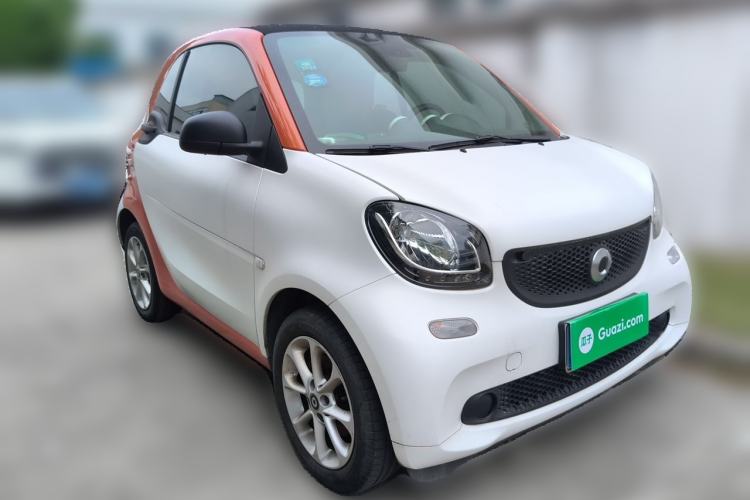 Used smart fortwo 2015 1.0L 52 kW hardtop Dynamic version Front Right 45 Deg