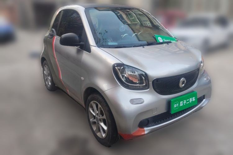 Used smart fortwo 2015 1.0L 52 kW hardtop Dynamic version Front Right 45 Deg