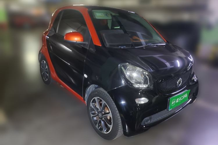 Used smart fortwo 2015 1.0L 52 kW Hardtop Passion Edition Front Right 45 Deg