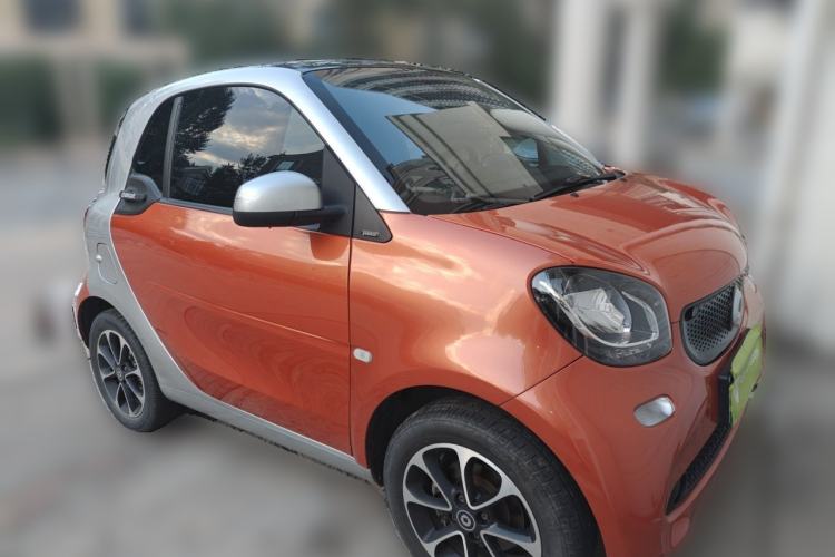 Used smart fortwo 2015 1.0L 52 kW Hardtop Passion Edition Front Right 45 Deg