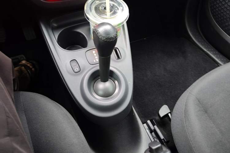 Used smart fortwo 2015 1.0L 52 kW hardtop Dynamic version Gear Lever