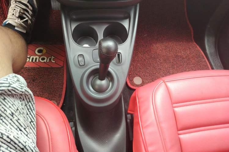 Used smart fortwo 2015 1.0L 52 kW hardtop Dynamic version Gear Lever