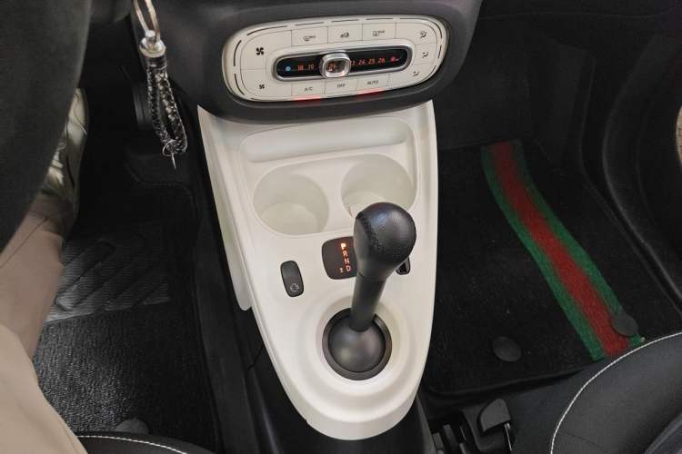 Used smart fortwo 2015 1.0L 52 kW Hardtop Passion Edition Gear Lever