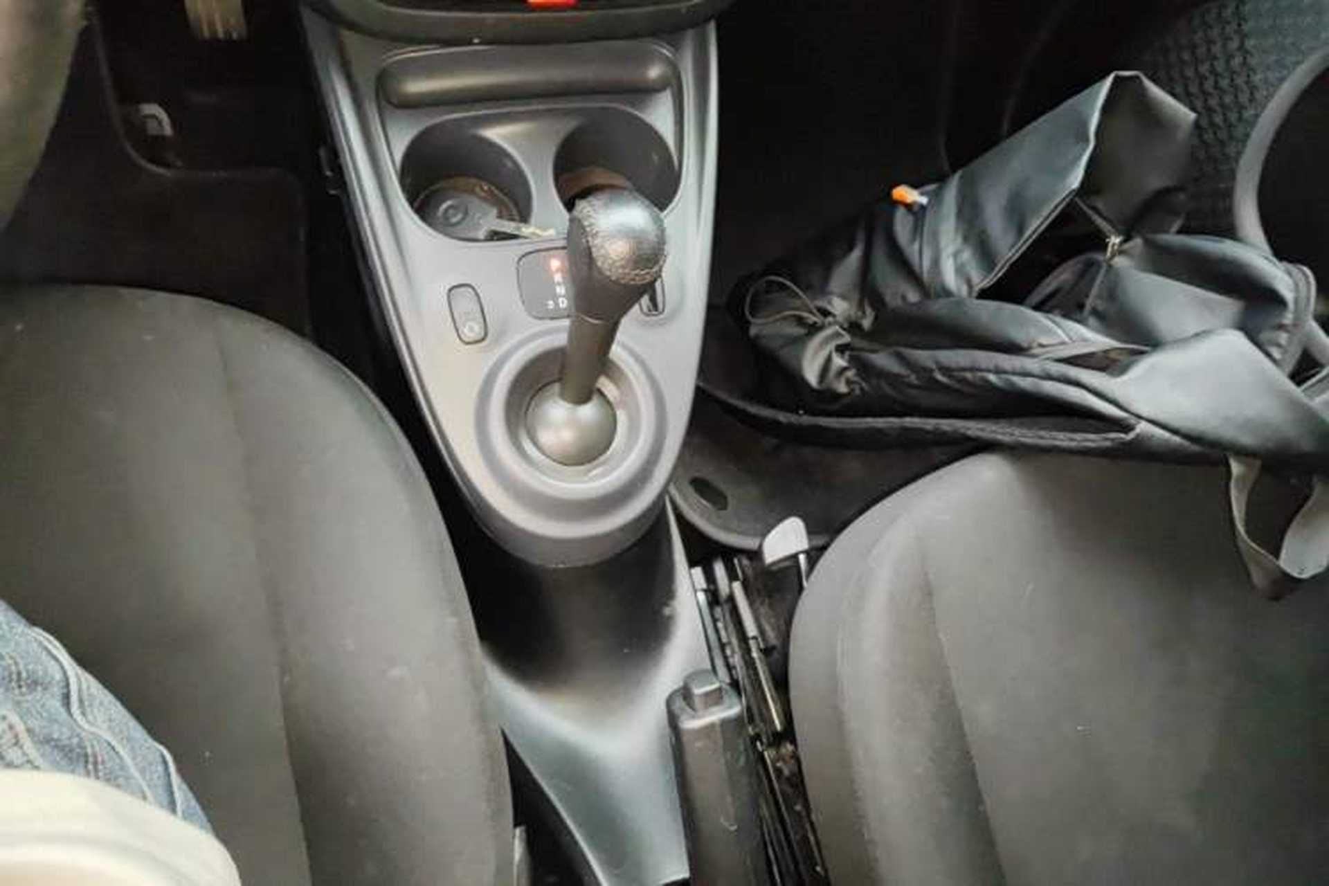 Used smart fortwo 2015 1.0L 52 kW hardtop Dynamic version Gear Lever