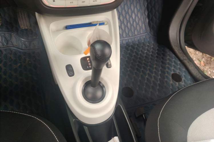 Used smart fortwo 2015 1.0L 52 kW Hardtop Passion Edition Gear Lever