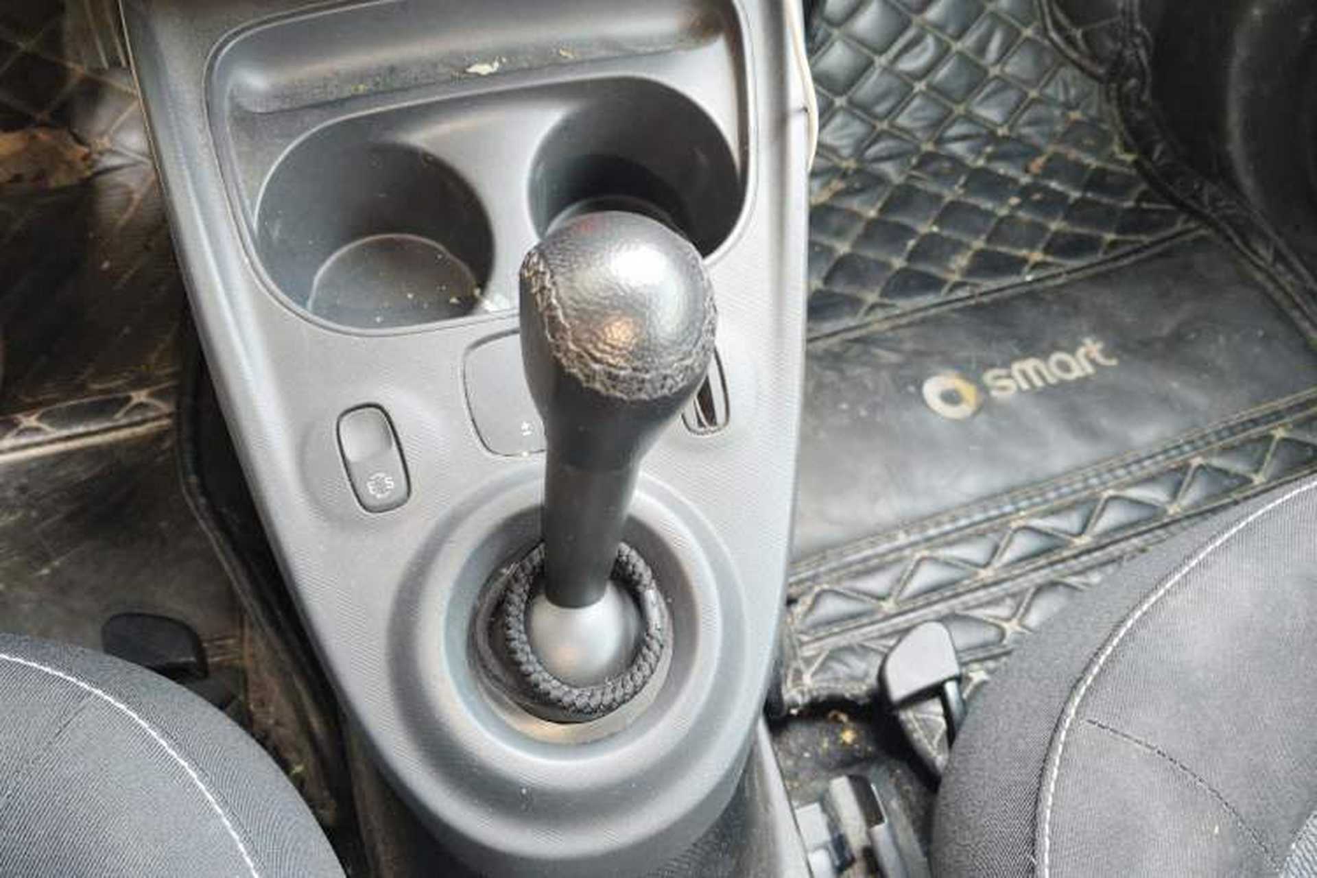 Used smart fortwo 2015 1.0L 52 kW Hardtop Passion Edition Gear Lever