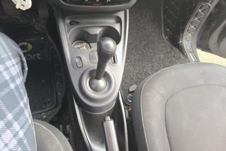 Used smart fortwo 2015 1.0L 52 kW Hardtop Passion Edition Gear Lever