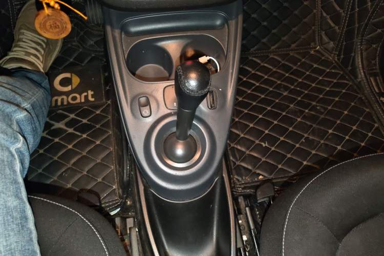 Used smart fortwo 2015 1.0L 52 kW Hardtop Passion Edition Gear Lever