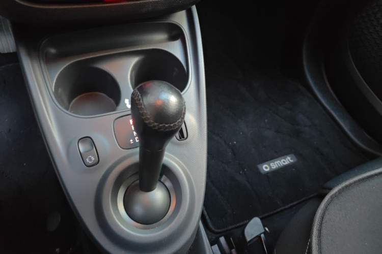 Used smart fortwo 2015 1.0L 52 kW Hardtop Passion Edition Gear Lever