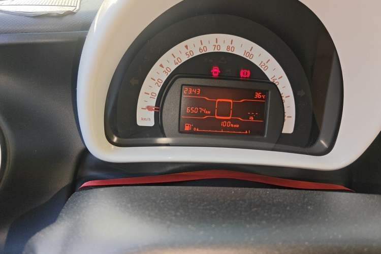 Used smart fortwo 2015 1.0L 52 kW hardtop Dynamic version Odometer Close Up